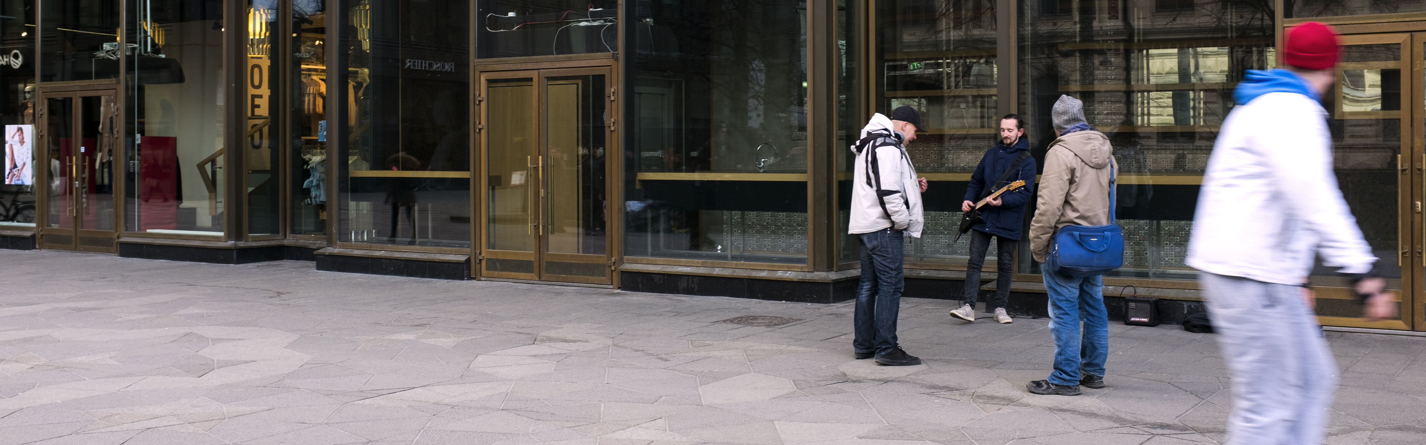 Case Street Musicians - Guitar play on the street